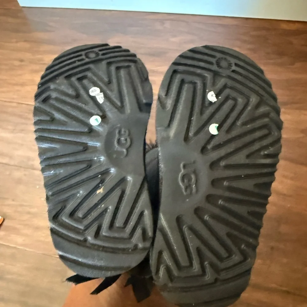 NWOT UGG Bailey Bow II Kids Boots-Size 8